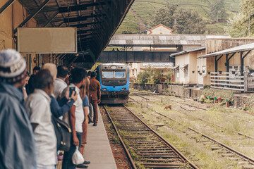Einfahrt vom berühmten blauen Zug in Sri Lanka, beliebt bei Touristen und Einheimischen
