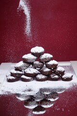 Muffiny czkoladowe piramida posypane cukrem pudrem - obrazy, fototapety, plakaty