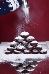 Muffiny czekoladowe piramida posypane cukrem pudrem - obrazy, fototapety, plakaty