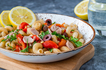  Warm pasta salad with tuna