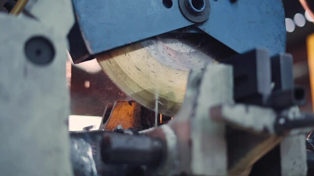 High pressure water cutting disc working with sheet metal