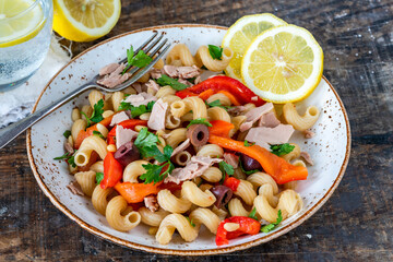  Warm pasta salad with tuna