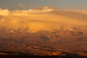 Vista del altiplano del norte de chile al atardecer y bajo lluvia
