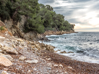 Fototapeta na wymiar Paysage de bord de mer aux couleurs hivernales sur la presqu'île du Cap Ferrat sur la côte d'Azur