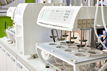 Dissolution testing systems for tablets