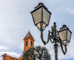 Eglise de Saint Cap Ferrat et un lampadaire