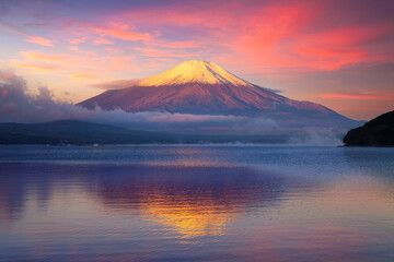 Panele Szklane  Spokojna sceneria góry Fuji i jeziora Yamanaka o wschodzie słońca