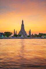 Fototapeta na wymiar Wat Arun temple or temple of the dawn with vibrant sky at sunset
