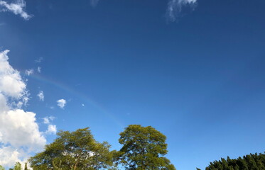 Arcoíris en cielo azul