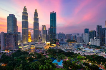 Foto op Plexiglas Het financiële district van de binnenstad van Kuala Lumpur en het uitzicht op het KLCC-park bij zonsondergang © structuresxx