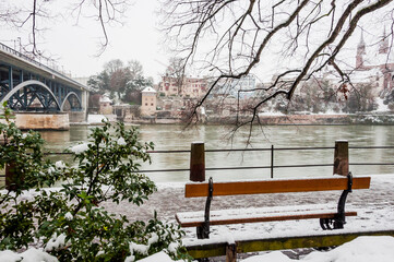Basel, Rhein, Rheinufer, Kleinbasel, Grossbasel, Altstadt, Parkbank, Uferweg, Altstadthäuser,...