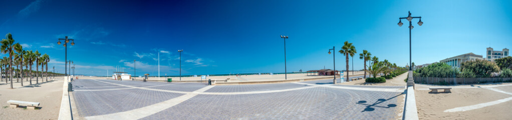 Fototapeta na wymiar Panorama vom Strand in Valencia 