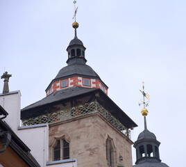 Fototapeta na wymiar Türme der Stadtkirche St. Georg mit Wetterfahnen