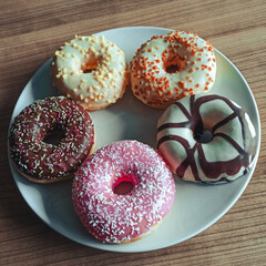 donuts with icing sugar
