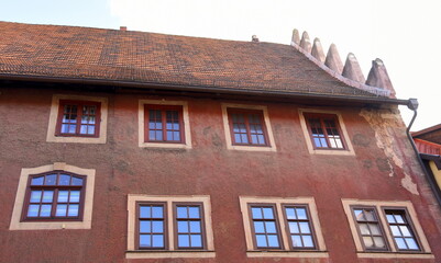 Fototapeta na wymiar Fassade des vierstöckigen Bürgerhauses Große Kemenate mit Treppengiebel