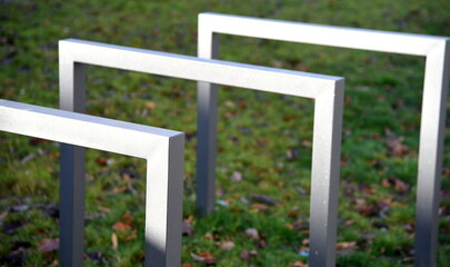 Fototapeta premium Drei weiße Hindernisse auf grünem Gras