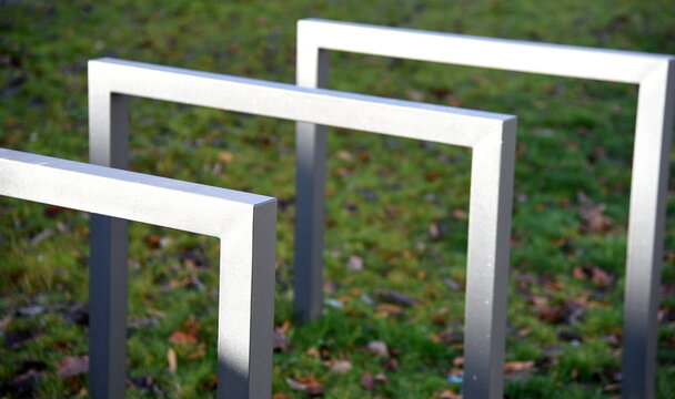 Drei wei&szlig;e Hindernisse auf gr&uuml;nem Gras