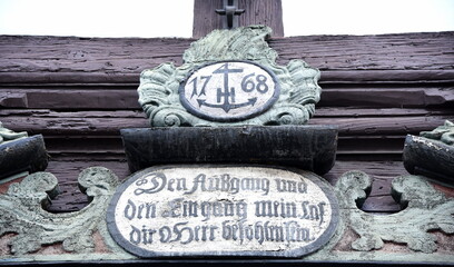 Kunstvolle Schnitzerei  über einer hölzernen Haustür in der Altstadt von Schmalkalden 