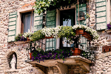 Italienischer Balkon in Lazise am Gardasee - obrazy, fototapety, plakaty