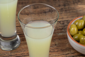 verre de Pastis sur une table en bois