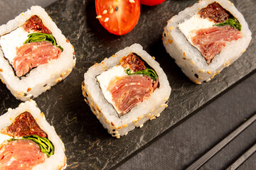 sushi de salmon tomate y queso