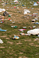 détritus qui polluent le sol apès une fête 