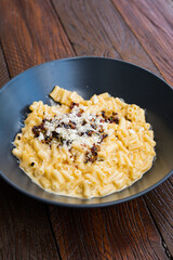 macaroni and cheese with burned bacon 