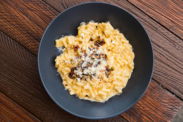 macaroni and cheese with burned bacon 