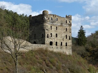 Fototapeta na wymiar Ruinen der Burg Balduinseck im Winter bei Buch / Hunsrück