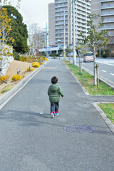 歩道を歩く男の子