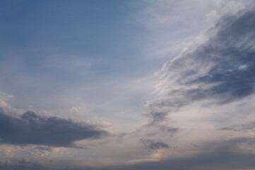 Fototapeta na wymiar 翼に似た雲と幻日