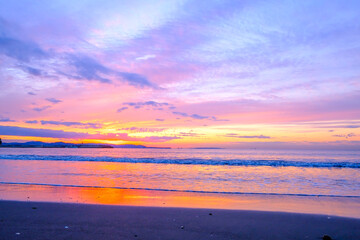 【神奈川県 江ノ島】朝日に照らされた海