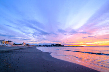【神奈川県 江ノ島】朝日に照らされた海