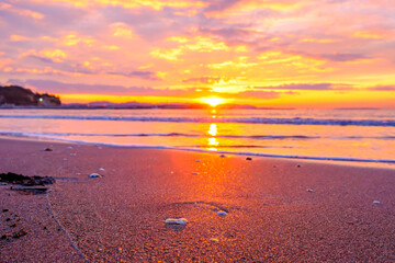 【神奈川県 江ノ島】朝日に照らされた海