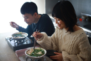 鍋を食べる夫婦