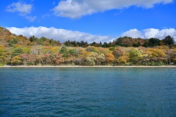 Fototapeta premium 遊覧船から見た十和田湖のちょうど見頃の紅葉情景＠青森