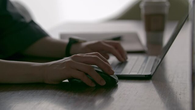 パソコン・仕事をする女性