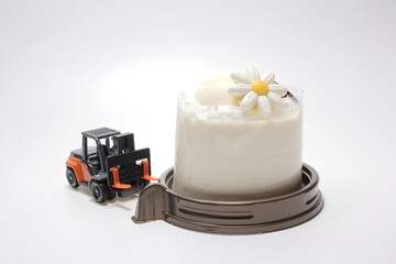 a scale of mini forklift move the cake