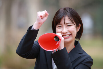 メガホンを持ち声援を送る女性