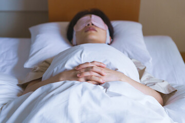 睡眠　ホットアイマスク　布団　眠り　女性　日本人