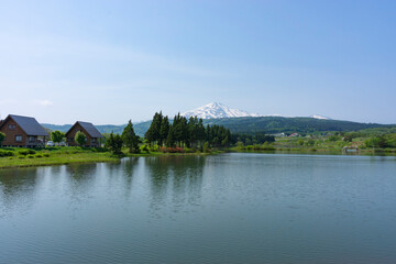 春の鳥海高原の景色