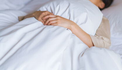 睡眠　布団　女性　日本人