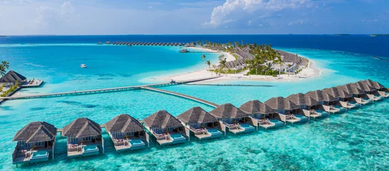 Foto op Canvas Luchtfoto van het eiland Malediven, luxe watervilla& 39 s resort en houten pier. Mooie hemel en oceaan lagune strand achtergrond. Zomer vakantie vakantie en reizen concept. Paradijs luchtlandschap panorama © icemanphotos