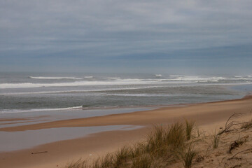 Plage de sables des Landes Aquitaine France avec l´océan les vagues l´écume et les baïnes