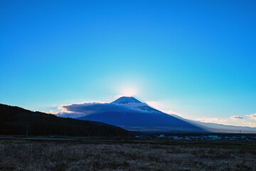 Fototapeta premium 富士山頂に沈む太陽