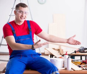 Obraz premium Contractor working in the workshop