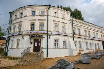 Fototapeta na wymiar View of the residential building with retail premises of Molochnaya Gora streets