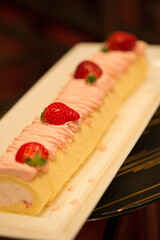 食べ物, ケーキ, デザート, フルーツ, 甘い, イチゴ, ペイストリー, パイ, 朝食, 皿, 赤, おいしい, 新鮮, ベリー, クリーム, 焼いた, 軽食, パン, 酸っぱい, トースト, 薄片, 白, 美食家, 食事, すし詰めの