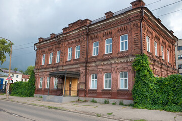 Fototapeta na wymiar Kostroma, Chernov's lodging house, 1890. Built by merchant Chernov for those in need of free overnight stay. Now the office is Kostromagorvodokanal