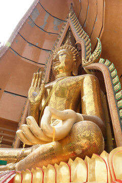 Temple of the cave of the tiger (Wat Tham Khao Noi).Golden Buddha